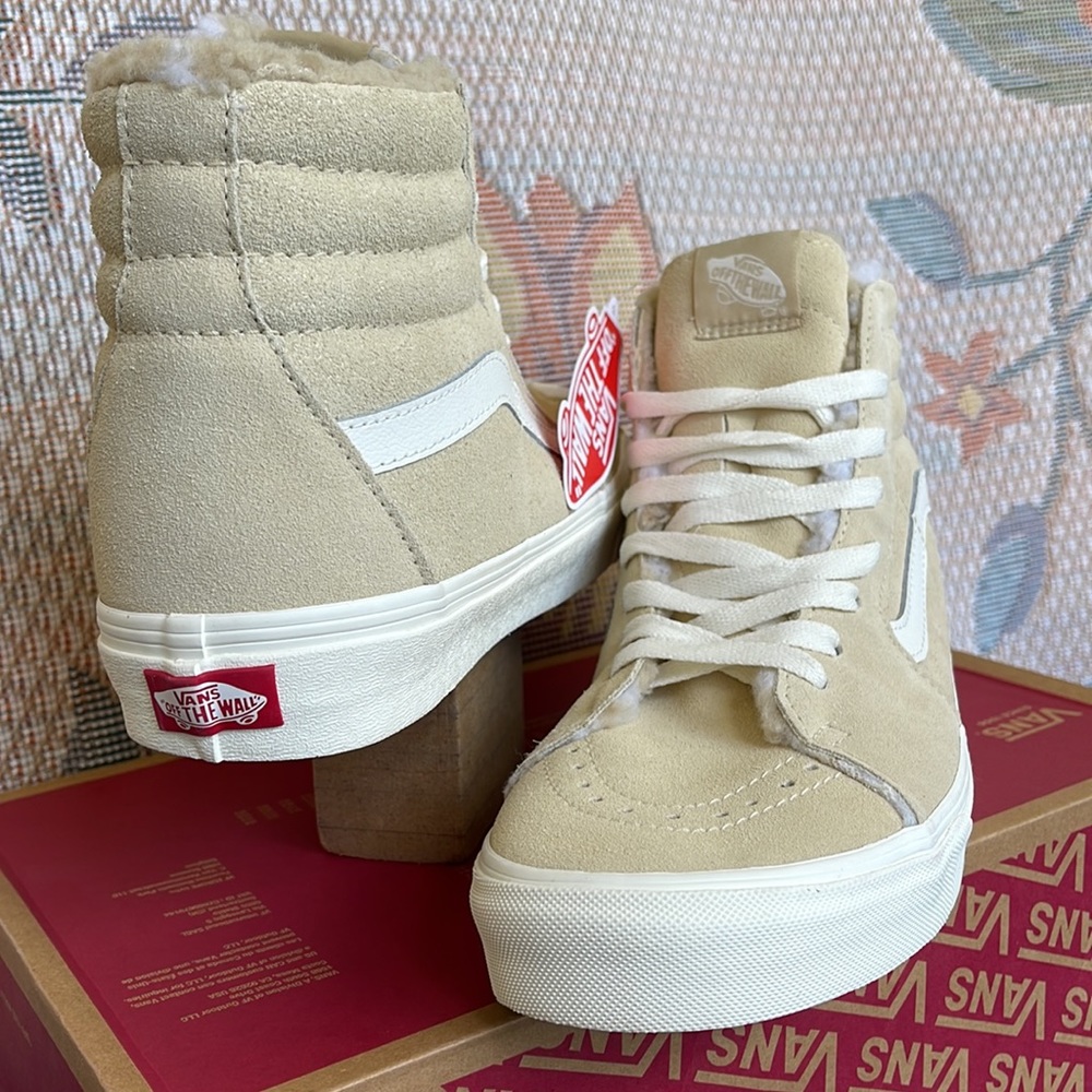 Vans WMNS Sk8-Hi
Cozy Hug Biscotti
VN0A7Q5NBVV
Sneakers - Picture 10 of 16